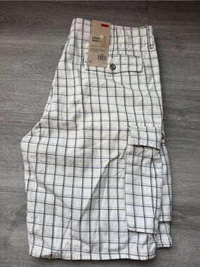 NWT Levi’s White Plaid Cargo Shorts Size 34